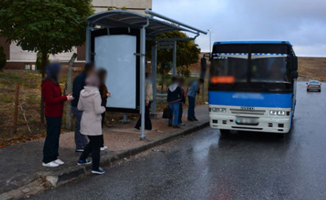 Durakta bekleyen kadına bıçakla cinsel tacizde bulundu