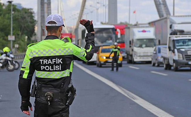 Trafik polisine rüşvet vermeye kalkışınca...