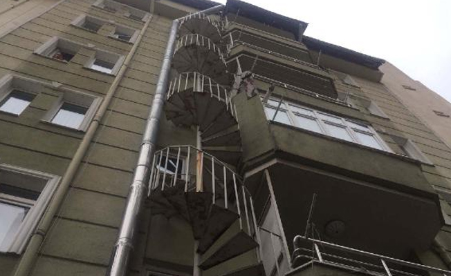 4'üncü kattan atlayan genç hayatını kaybetti!