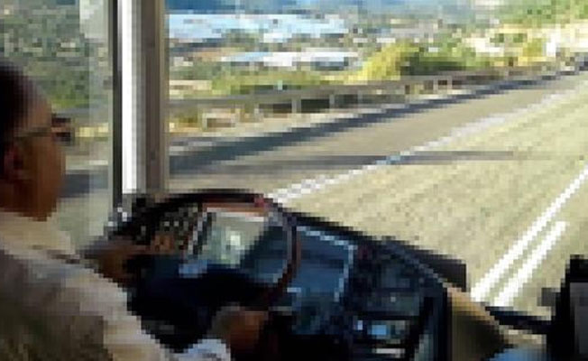 Otobüste uyuyan kadın yolcuya muavinden taciz iddiası