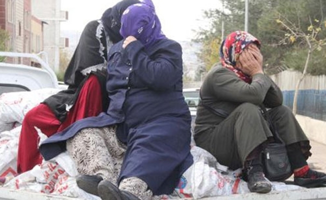 Kömür yardımı alan kadınlar görüntülenince yüzlerini kapattı