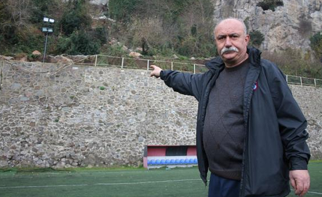 Maç sırasında sahaya düştü!