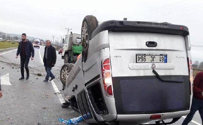 Hafif ticari araç takla attı!