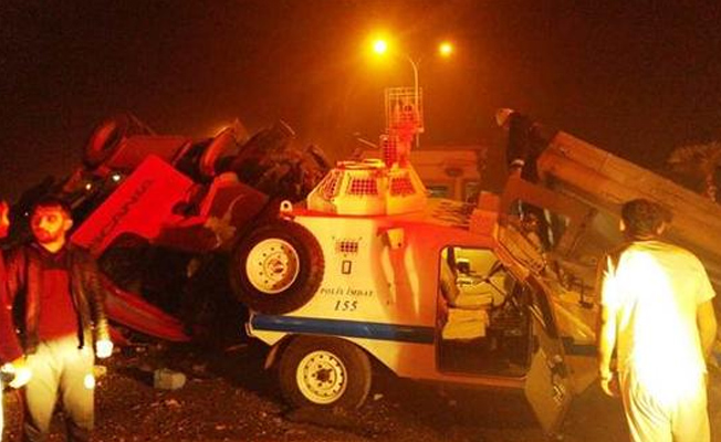 Polis kulübesi TIR'ın altında kaldı: Yaralılar var