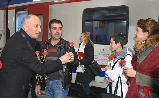 Doğu Ekspresi yolcuları çiçeklerle karşılandı
