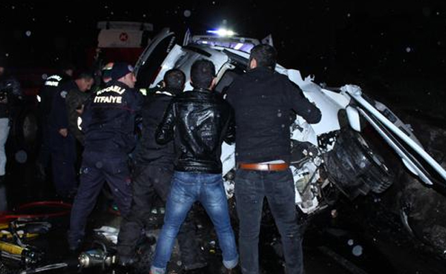 Otomobil istinat duvarına çarptı: 1 ölü 1 yaralı