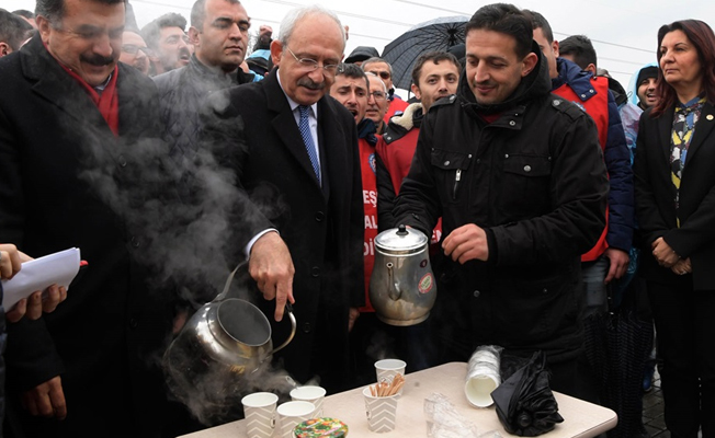 Kılıçdaroğlu, direnişteki işçilere çay ikram etti