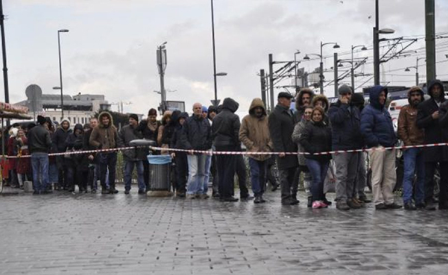 Yağmur, soğuk engellemedi... Metrelerce uzunlukta umut kuyruğu