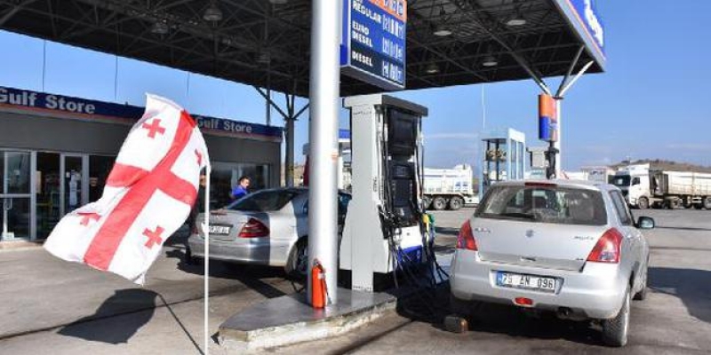 Benzini komşuda doldurup geliyorlar