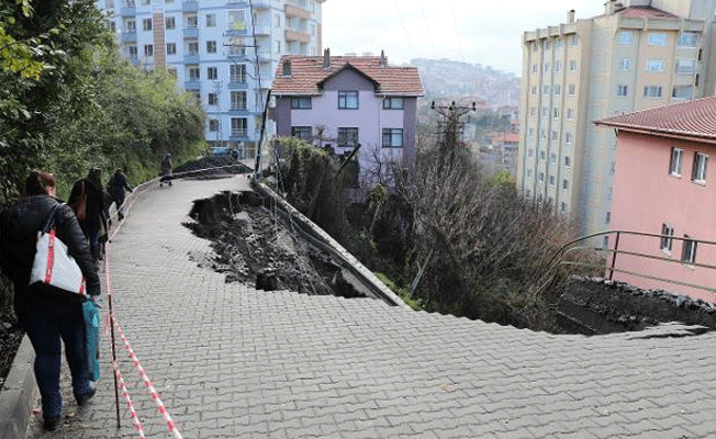 Yağış sonrası yol çöktü, okulun girişi kapandı