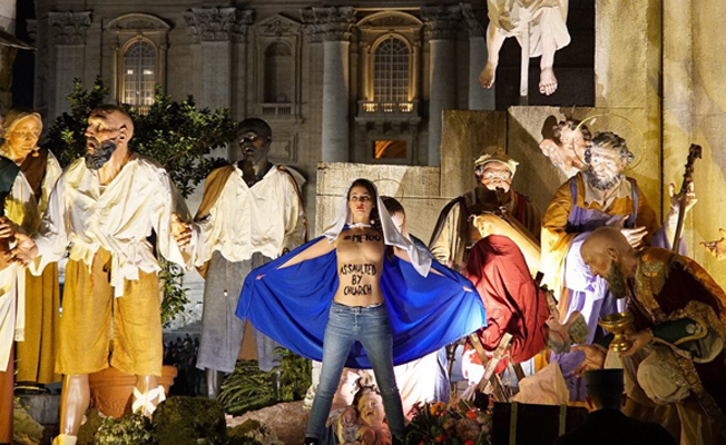 FEMEN Noel gecesi Bakire Meryem kılığında kilise bastı
