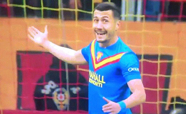 O futbolcudan çok konuşulacak hakem taklidi!