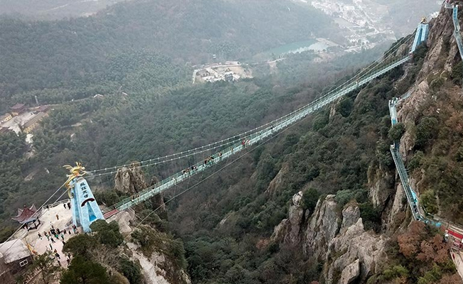 Çin’deki cam köprü açıldı