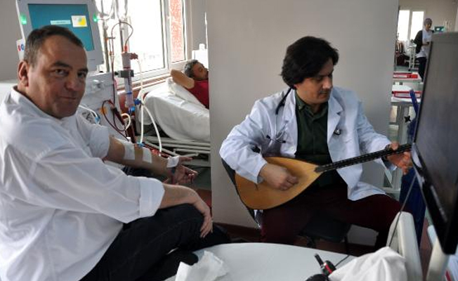 Doktordan hastalara sazlı sözlü terapi!