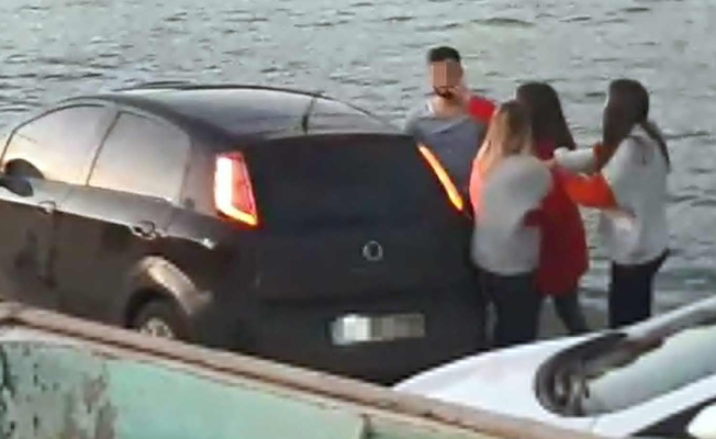 Erkek arkadaşını böyle görünce tokat attı!