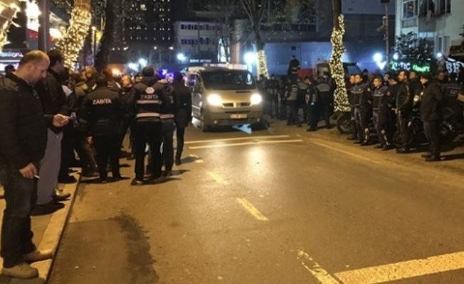 Kaldırım geriliminde İBB zabıtaları ve Beşiktaş Belediyesi ekipleri karşı karşıya geldi