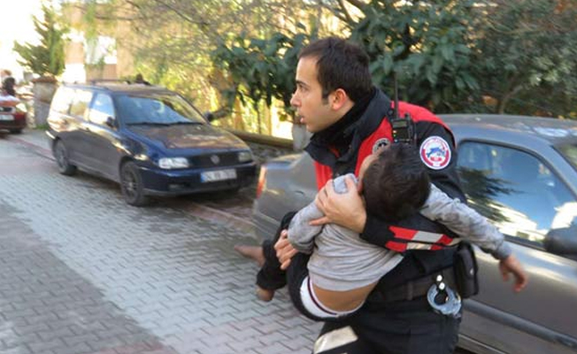 Yangının ortasındaki küçük Emir'i son anda kurtardılar