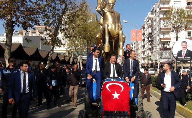 Atatürk heykeli Başkan Tuna tarafından traktör ile taşındı!