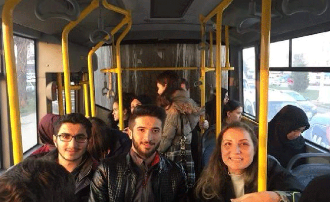 Öğrencilerin sıkıntılarını anlamak için rektör halk otobüsüne bindi!