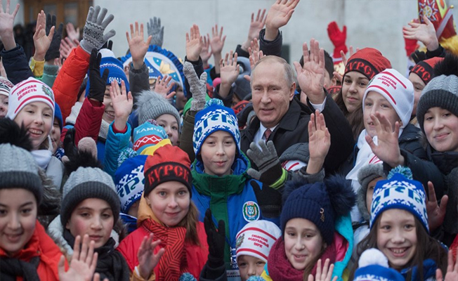 Çocuklar 'yakaladıkları' Putin’i soru yağmuruna tuttu