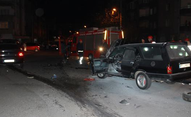 İki otomobil kafa kafaya çarpıştı: 2’si çocuk 4 yaralı