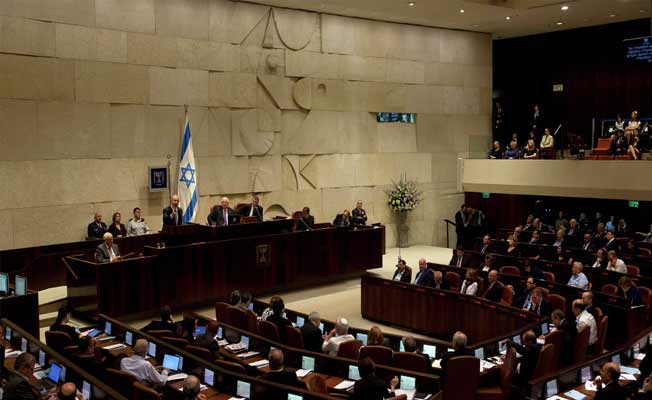 Parlamento polisin yetkilerini azaltan tartışmalı yasayı geçirdi
