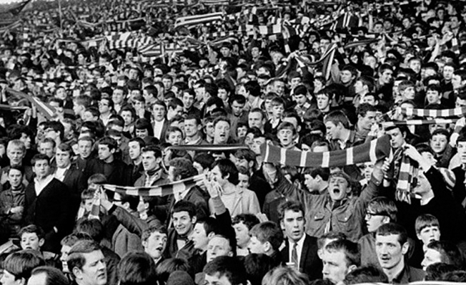 Everton’ın satışa sunulan tişörtlerinde ezeli rakiplerinin fotoğrafı çıktı!