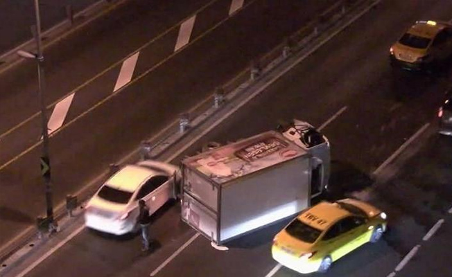 Metrobüs yoluna devrilen kamyonet seferleri aksattı