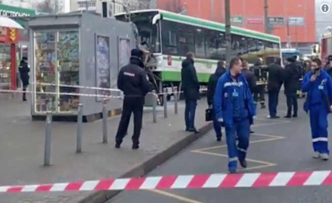 Moskova’da otobüs durağa daldı