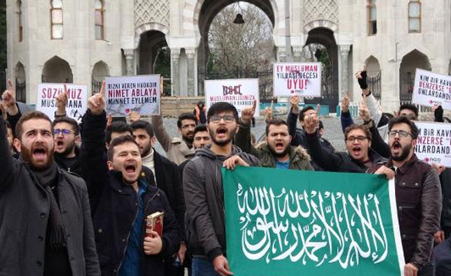Cuma namazı sonrası yılbaşı kutlamalarını protesto ettiler!
