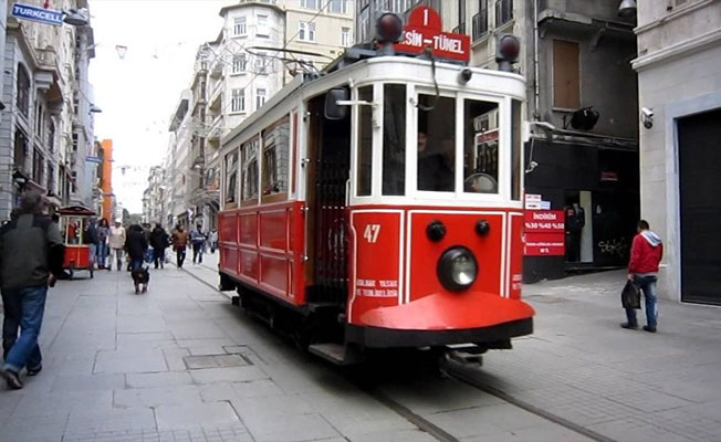 Hasret sona erdi: Nostaljik tramvay 1 yıl sonra İstiklal Caddesi'nde!