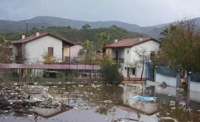 Şiddetli yağmur Fethiye'de baskınlara neden oldu