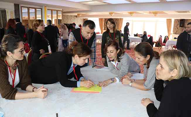 Ezberciliği önlemek için öğretmenlere akademik oyun eğitimi