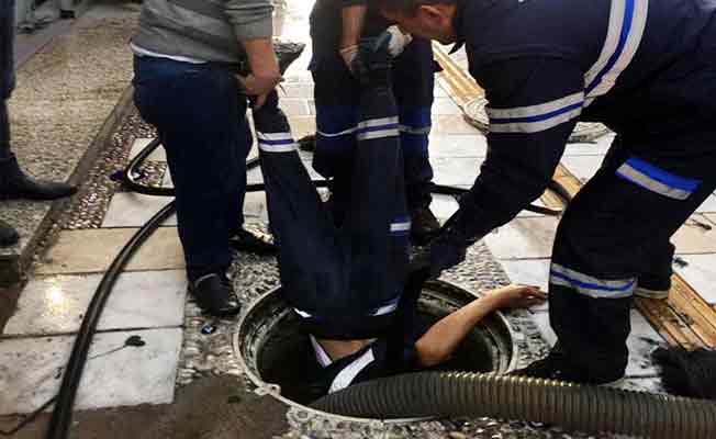 Bodrum'da tıkanan rögara işçilerden ilginç müdahele