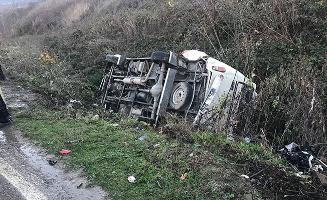 İşçi servisi devrildi: Çok sayıda yaralı var!