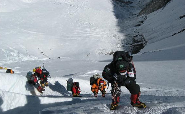 Everest'e tek başına çıkmak yasaklandı!