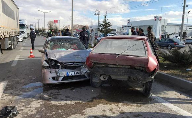 Konya'da iki otomobil çarpıştı: Yaralılar var!