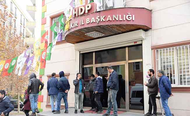 Diyarbakır'da DBP kongresindeki pankartlara polis incelemesi