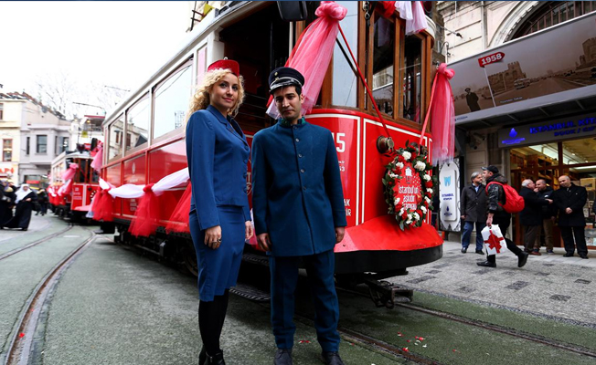 Nostaljik tramvay Beyoğlu'nda 1 yıl sonra yeniden seferlerine başladı