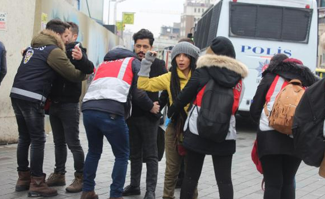 Taksim Meydan'da vatandaşlar üst aramasından sonra alınıyor
