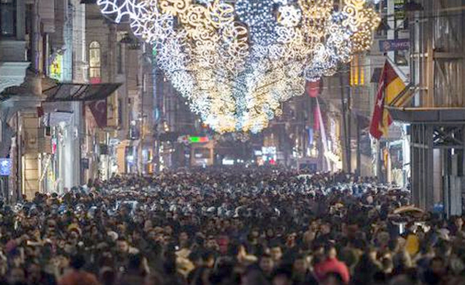 Yılbaşı için İstiklal Caddesi doldu taştı