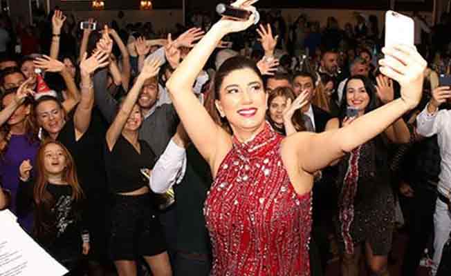 Sahnede açıkladı: Yeni yıla anne olarak giriyorum!