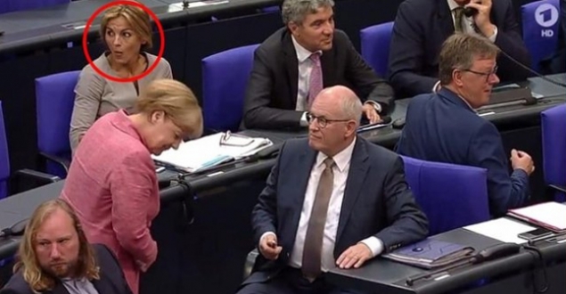 Merkel'i azarlayıp arka sıralara gönderdi