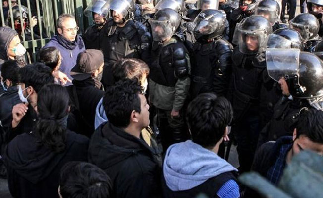 'İran İslam Cumhuriyeti' değil 'İran Cumhuriyeti' istiyorlar!