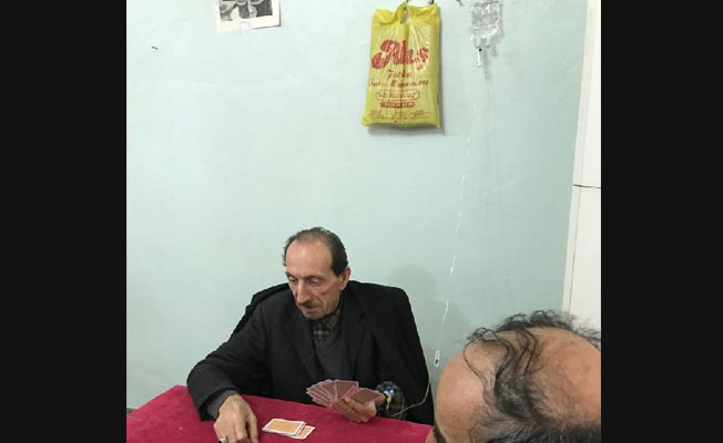 İskambil oyunu tutkusu serum dinlemiyor!