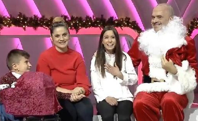 Arnavutluk Başbakanı Noel Baba kılığına girdi!
