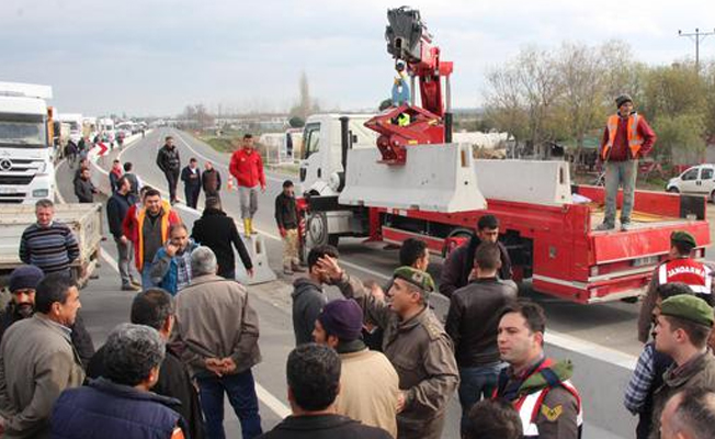 Köylüler yolu kapattı, kavşaktaki beton bariyerler kaldırıldı