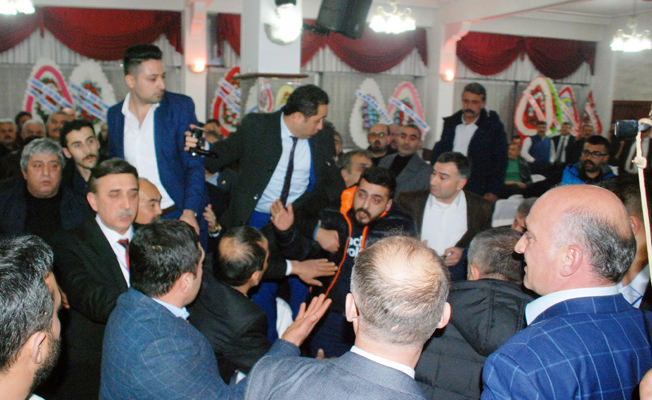 3 oy farkla seçildi, arbede çıktı