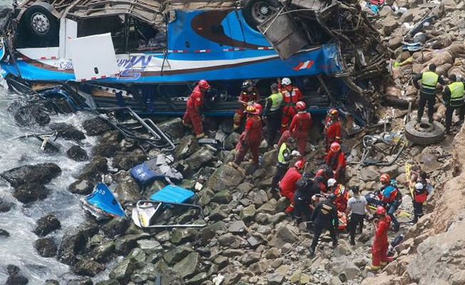 Otobüs kamyonla çarpıştı: 48 ölü, 5 yaralı