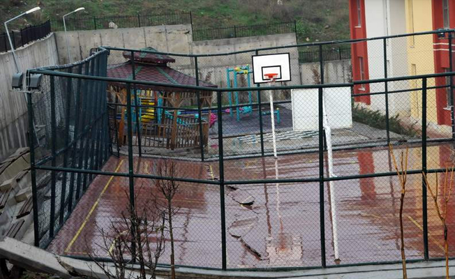 Heyelan okul sahasını ikiye böldü!